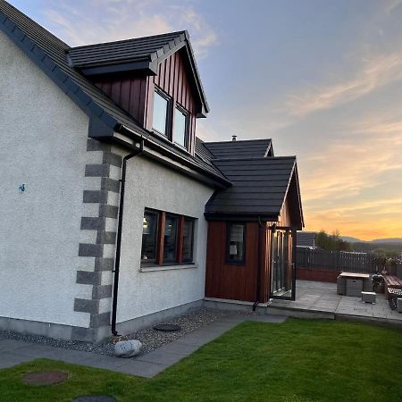 Alcantara- Modern Home With Hot Tub- Sleeps 10 Cromdale Bagian luar foto