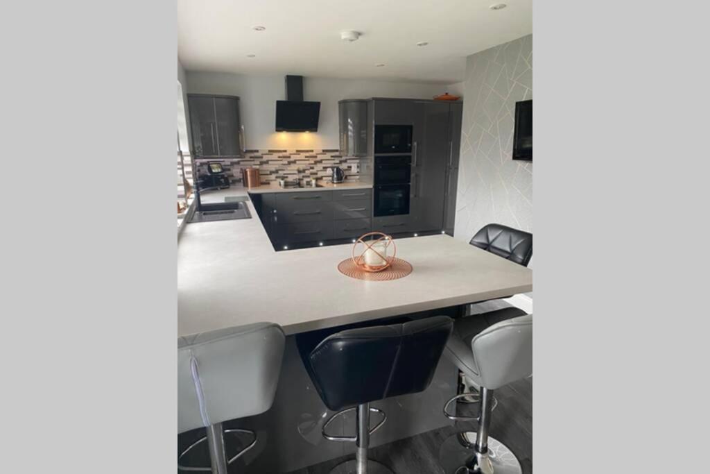 Alcantara- Modern Home With Hot Tub- Sleeps 10 Cromdale Bagian luar foto
