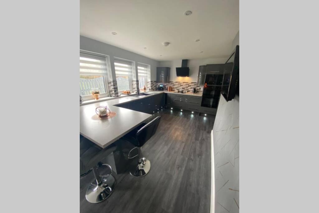 Alcantara- Modern Home With Hot Tub- Sleeps 10 Cromdale Bagian luar foto