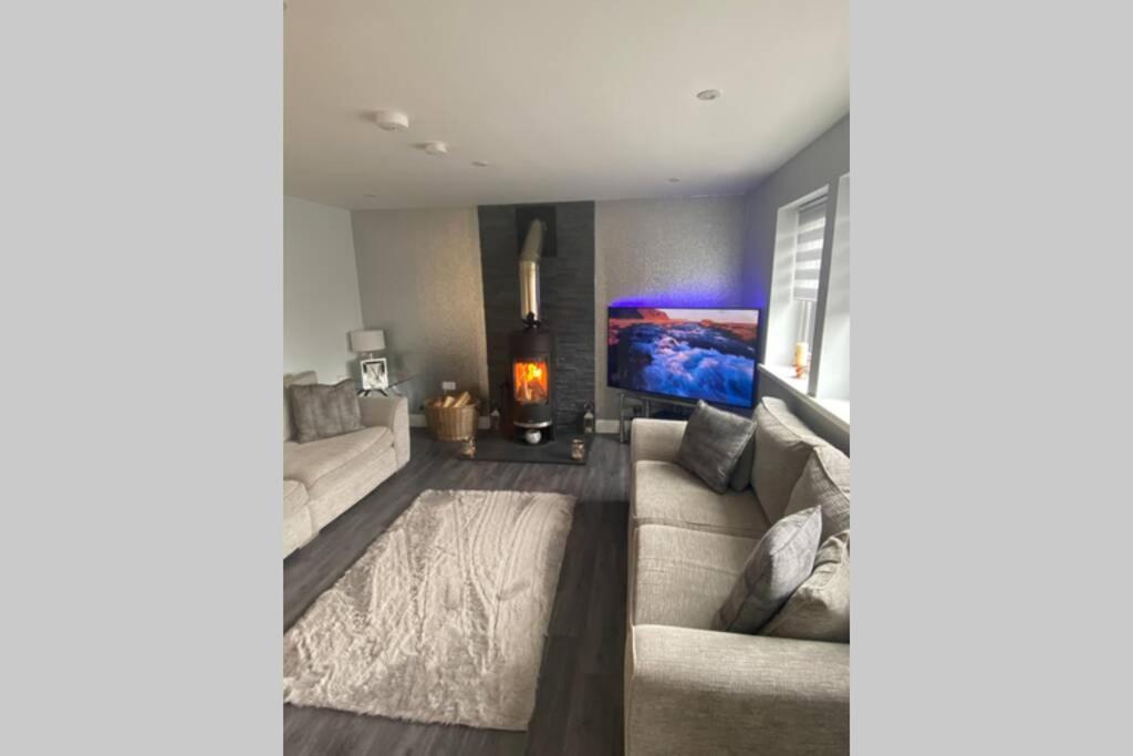 Alcantara- Modern Home With Hot Tub- Sleeps 10 Cromdale Bagian luar foto
