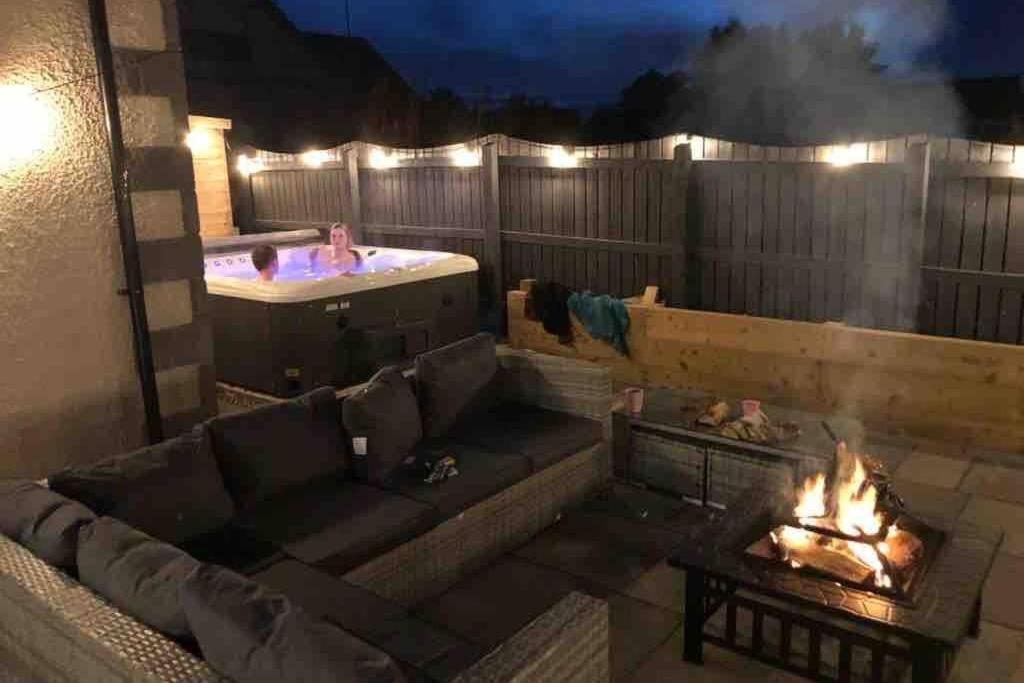 Alcantara- Modern Home With Hot Tub- Sleeps 10 Cromdale Bagian luar foto