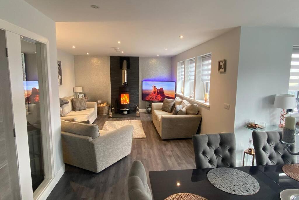 Alcantara- Modern Home With Hot Tub- Sleeps 10 Cromdale Bagian luar foto
