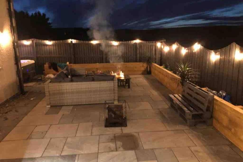 Alcantara- Modern Home With Hot Tub- Sleeps 10 Cromdale Bagian luar foto