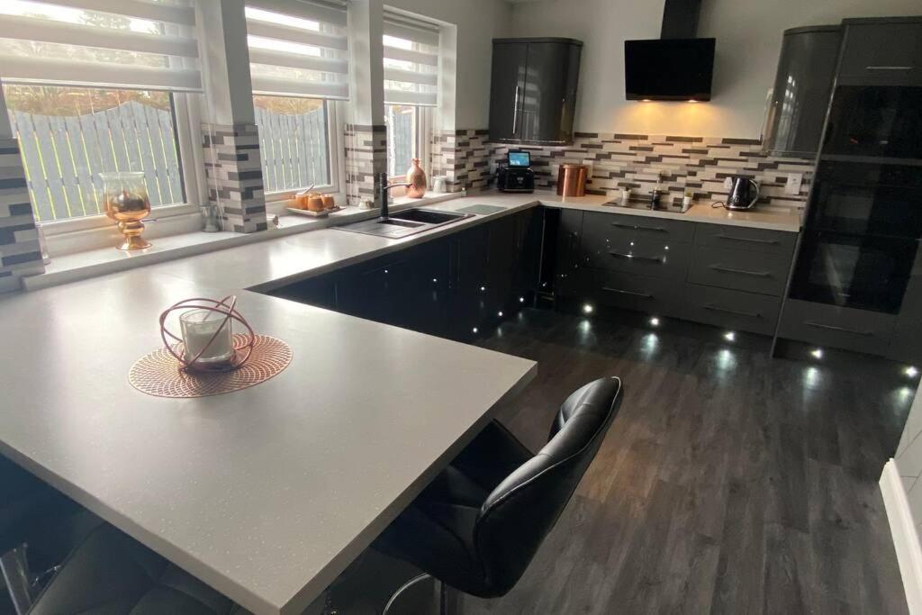 Alcantara- Modern Home With Hot Tub- Sleeps 10 Cromdale Bagian luar foto
