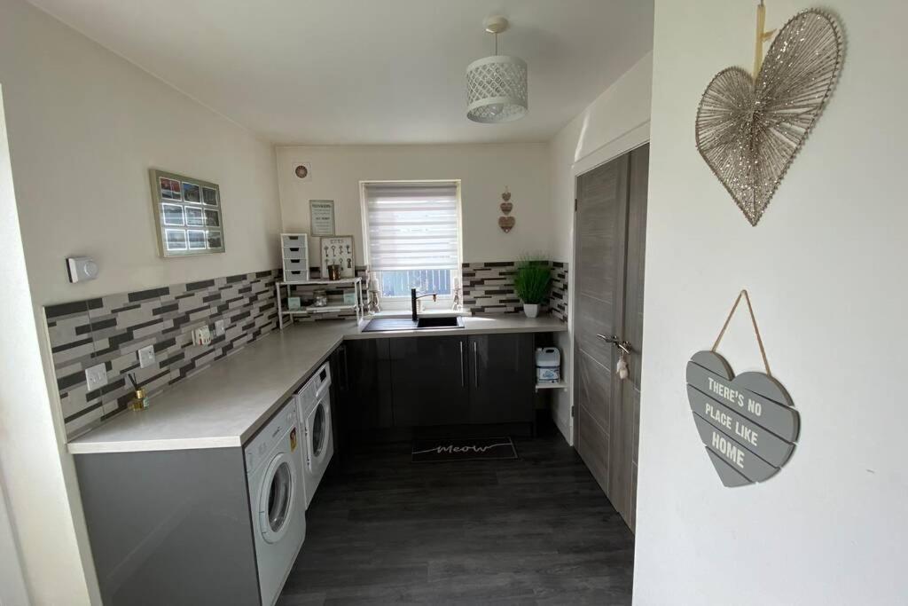 Alcantara- Modern Home With Hot Tub- Sleeps 10 Cromdale Bagian luar foto