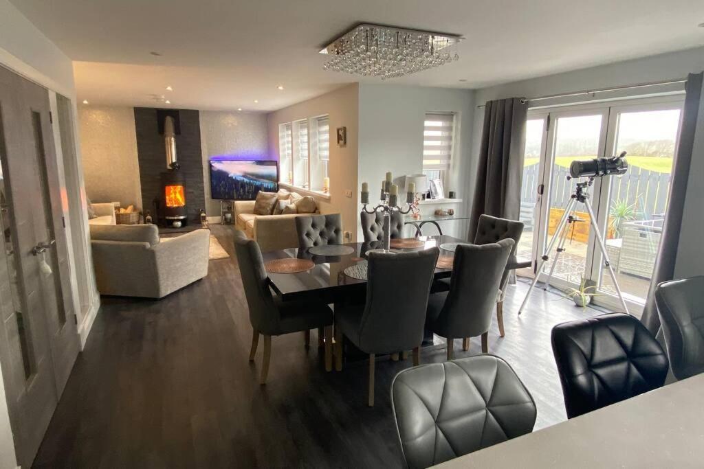 Alcantara- Modern Home With Hot Tub- Sleeps 10 Cromdale Bagian luar foto
