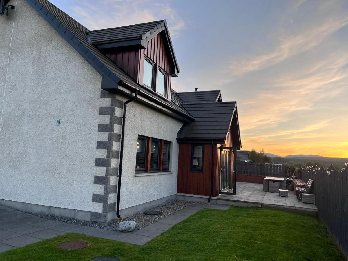 Alcantara- Modern Home With Hot Tub- Sleeps 10 Cromdale Bagian luar foto