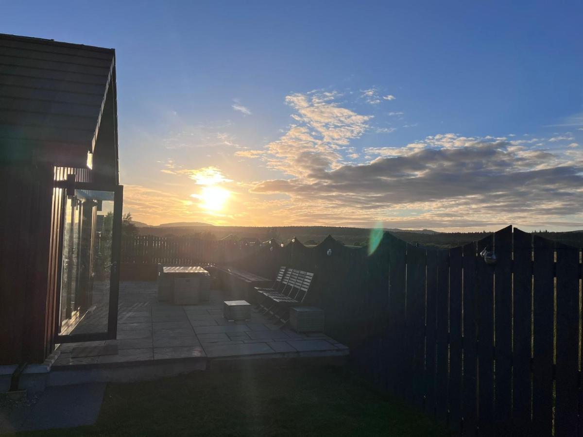 Alcantara- Modern Home With Hot Tub- Sleeps 10 Cromdale Bagian luar foto